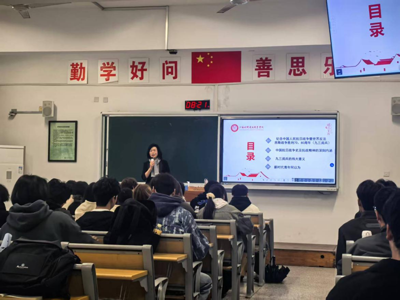章志红讲课.png