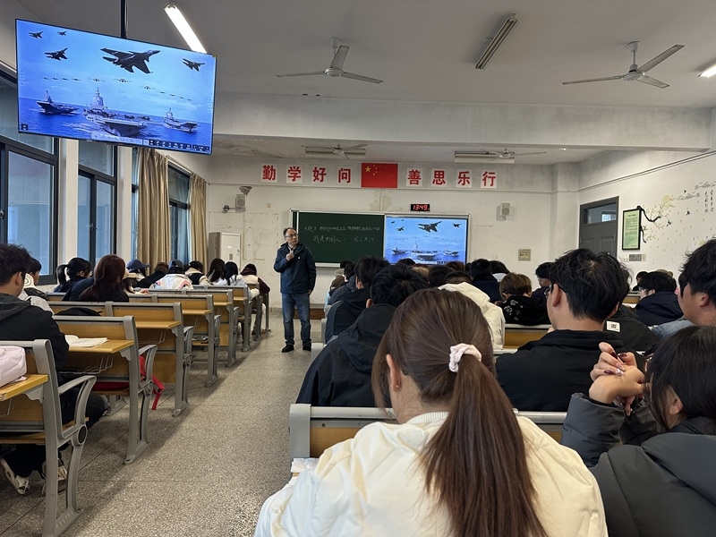 袁乐副经理讲形势与政策课.jpg