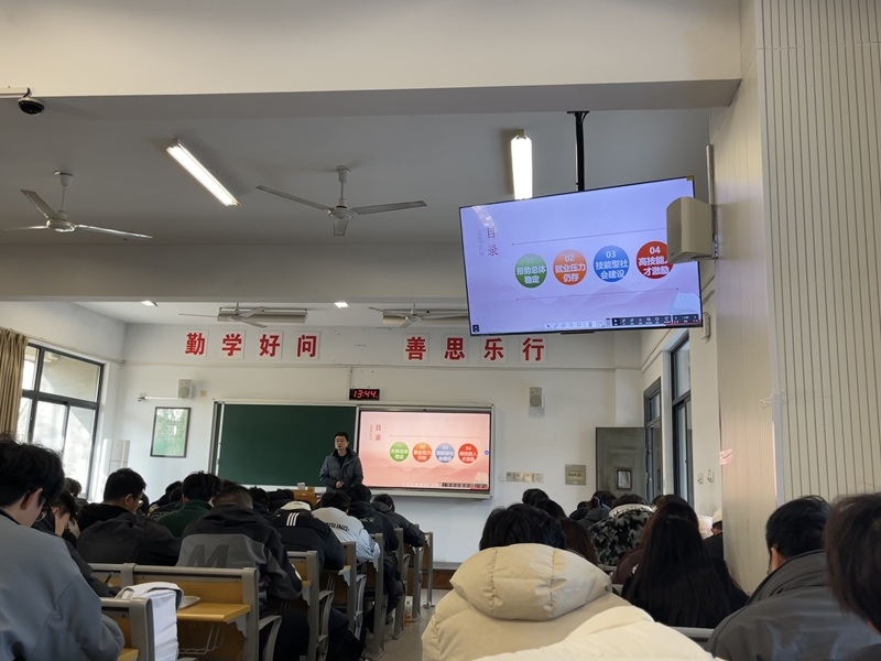 【照片】20251216袁建刚副董事长上课6120-5-6节.jpg